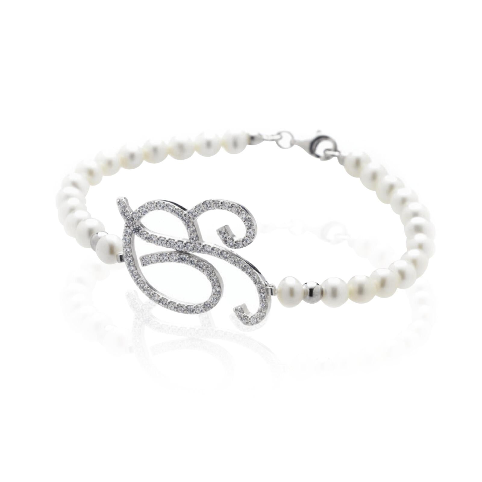 Bracciale di perle con iniziale grande