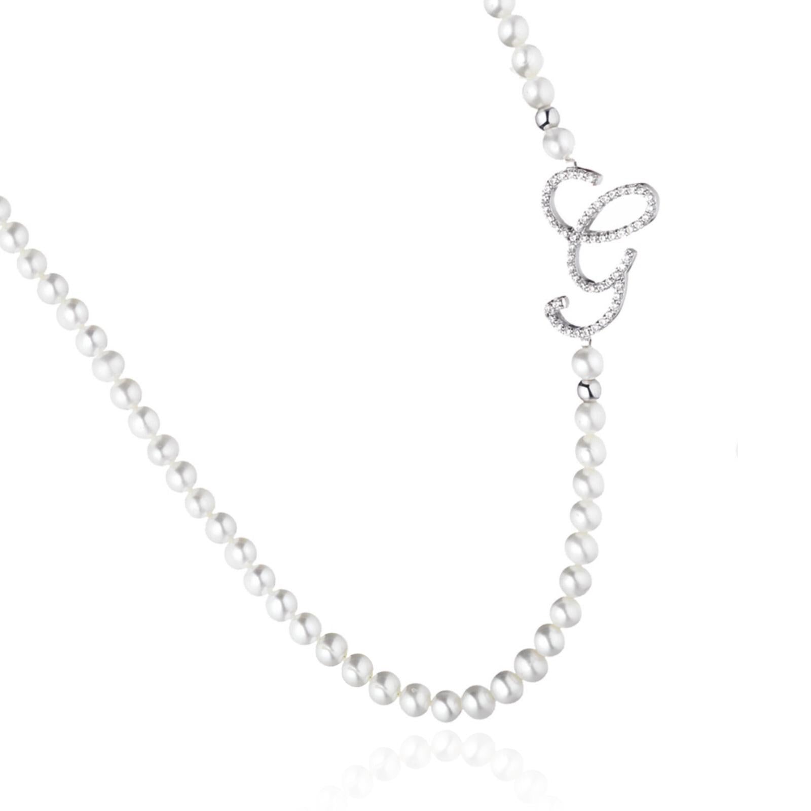 Collana di perle con iniziale grande