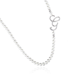 Collana di perle con iniziale grande