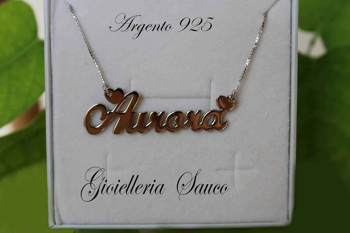 Collana con nome con cuori laterali