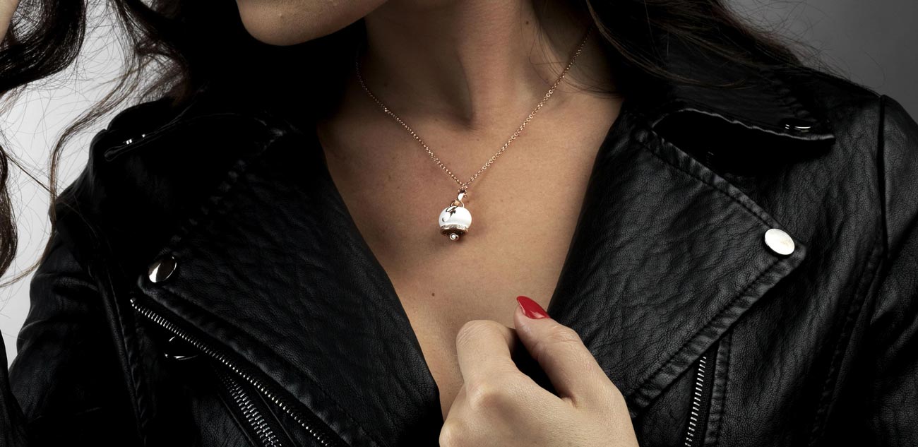 Collana in Acciaio campanella con perle e fiori rossi e blu Collana in Acciaio campanella con perle e fiori rossi e blu
