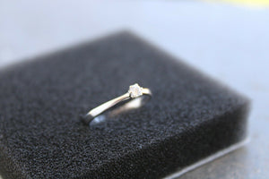 Anello solitario in oro bianco 18 kt