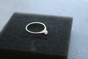 Anello solitario in oro bianco 18 kt