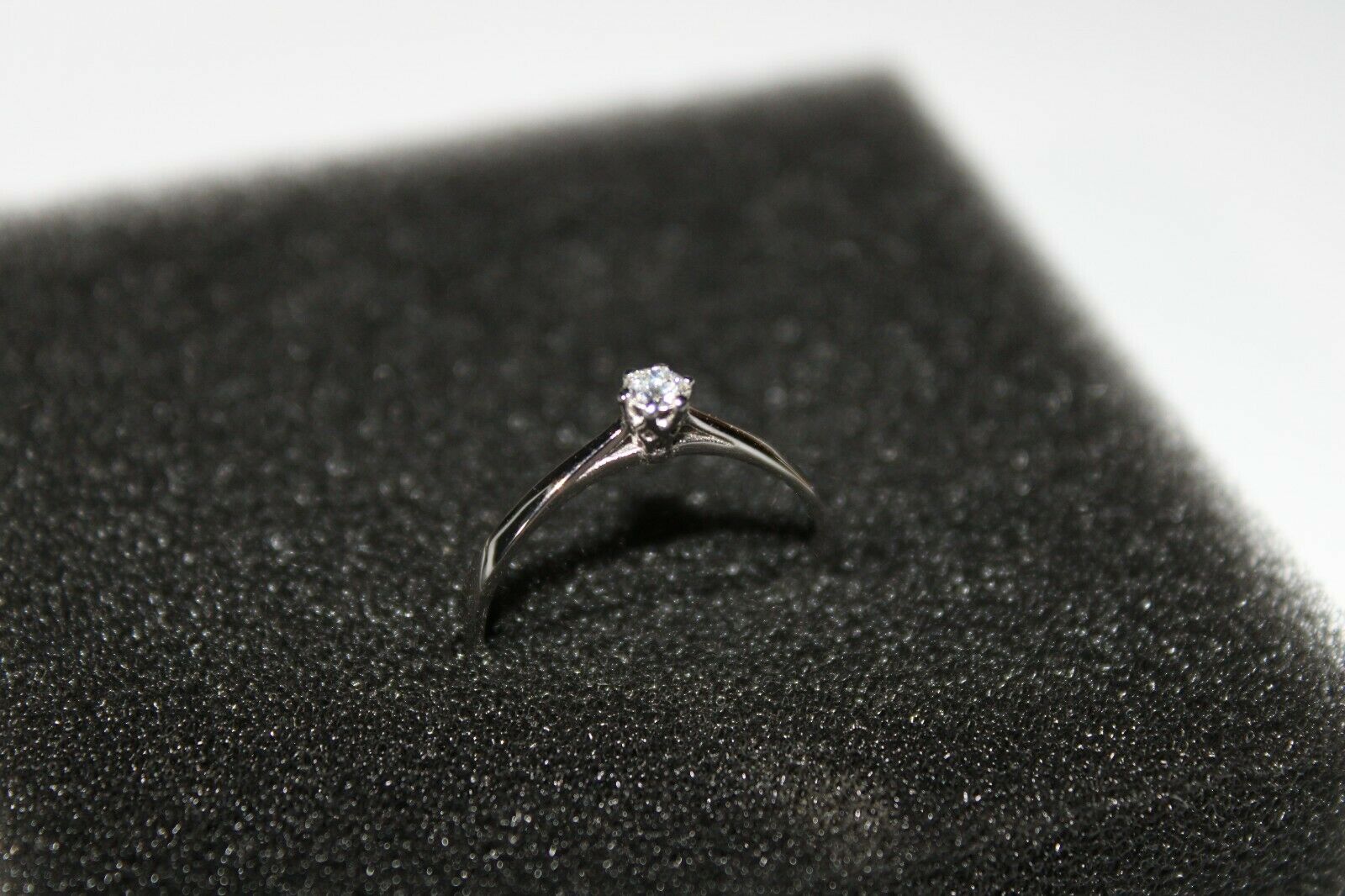 Anello solitario in oro bianco 18 kt