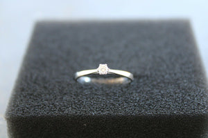 Anello solitario in oro bianco 18 kt