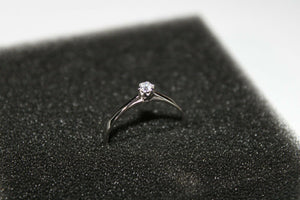 Anello solitario in oro bianco 18 kt